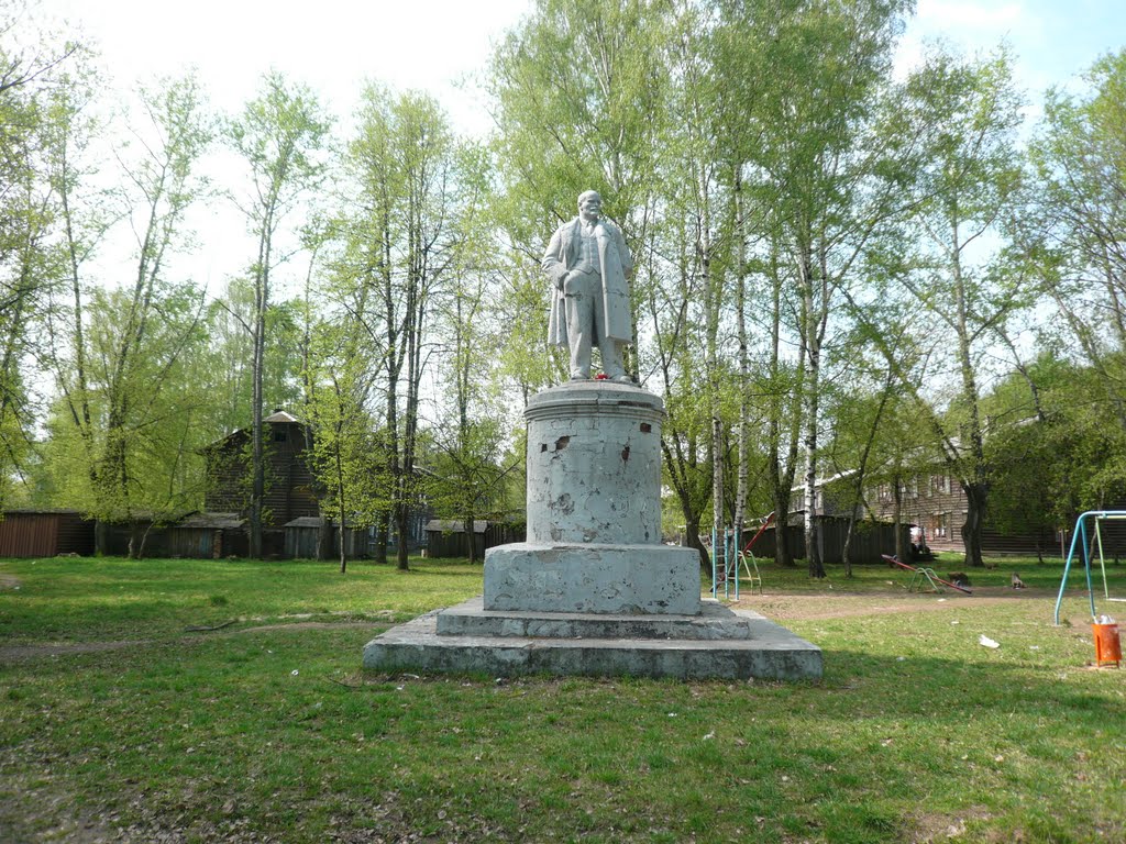 Памятник В.И.Ленину в парке., Чкаловск
