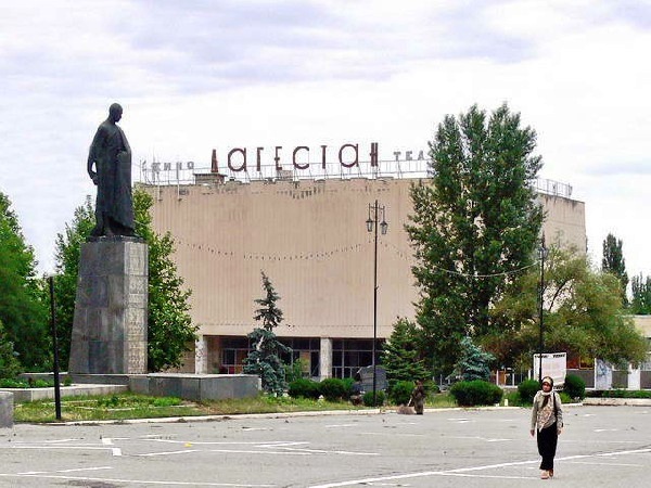 Буйнакск. Памятник Уллубию Буйнакскому и кинотеатр Дагестан, Буйнакск