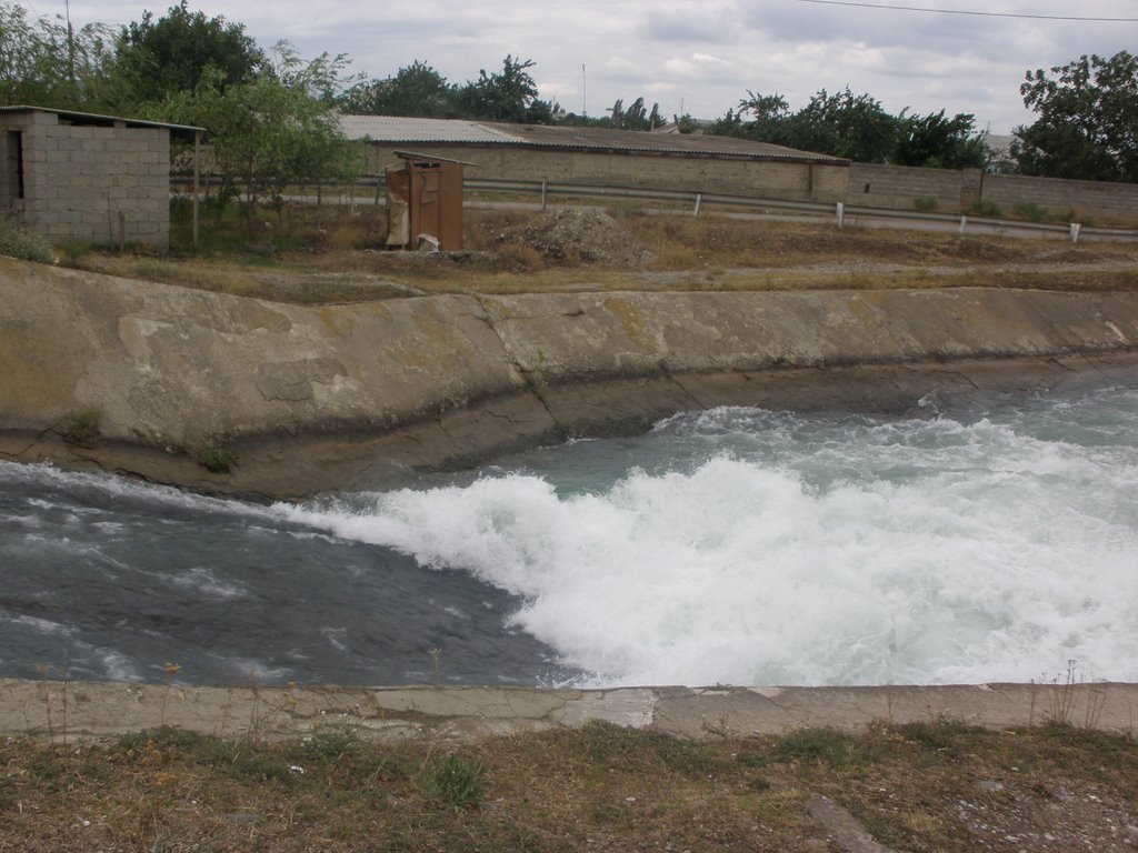 Водопад на канале в Новом Ханаре (с. Султан-янгиюрт) рядом с Кизилюртом, Кизилюрт