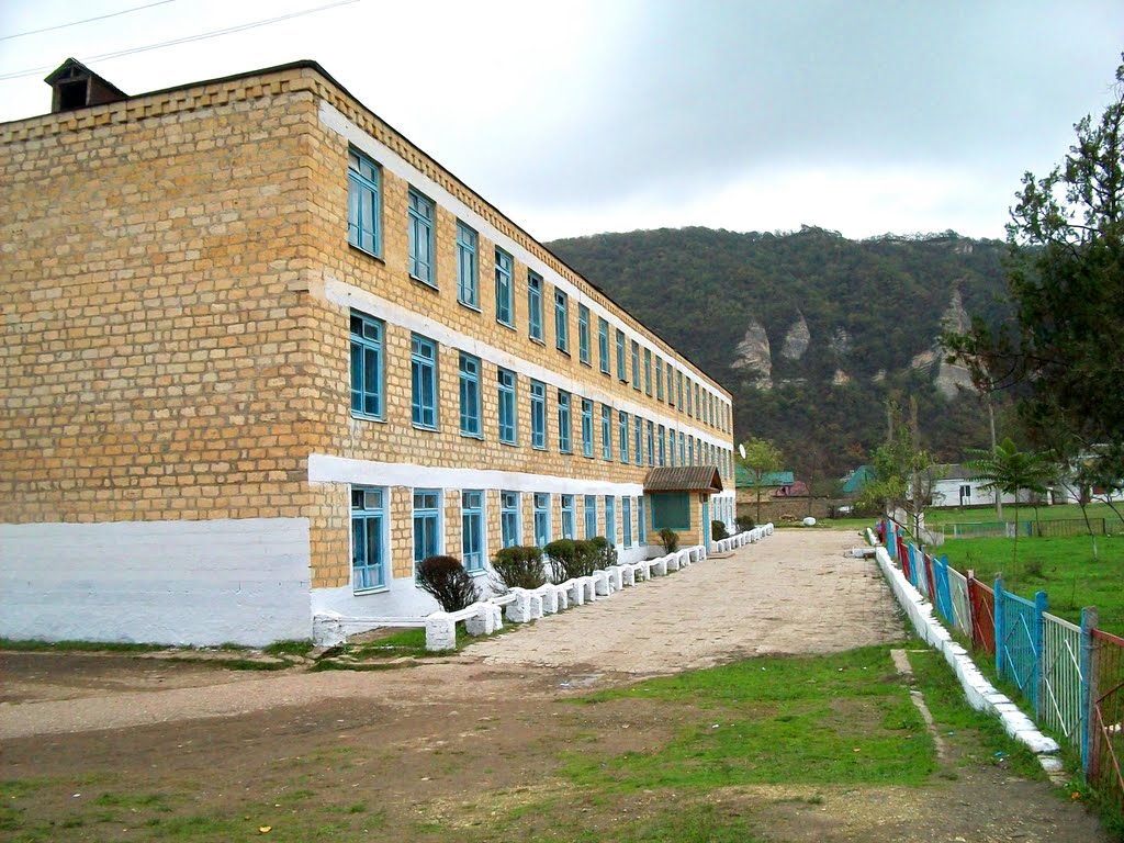 Маджалисская средняя школа    (Исм.Альберт), Маджалис