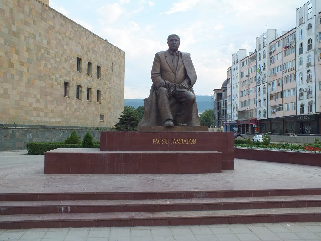 Monument Avar poet Rasul Gamzatov, Махачкала