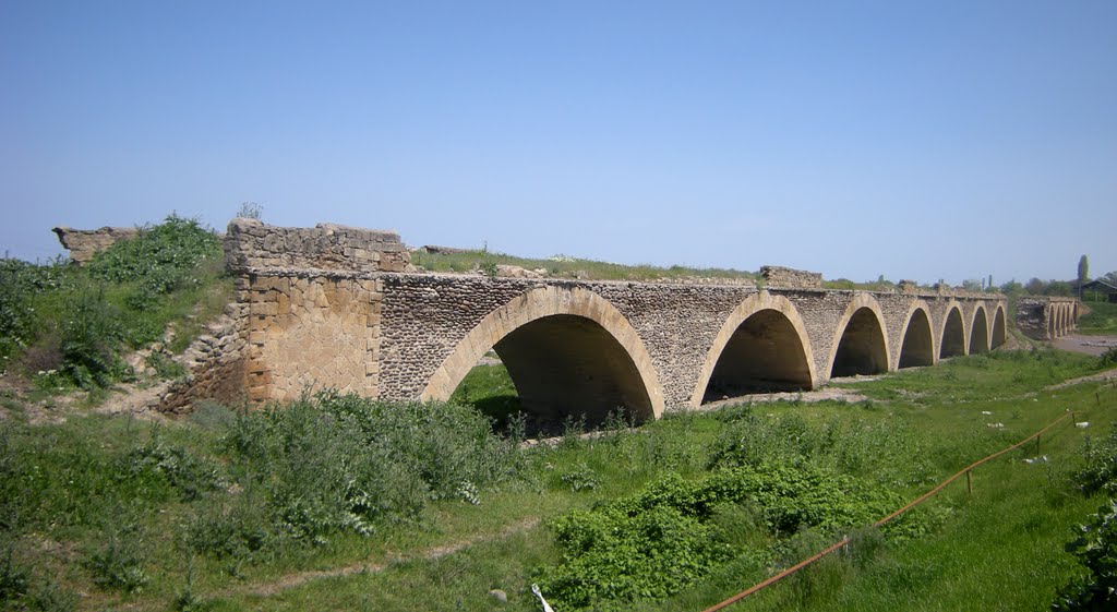Старый мост через реку Гюльгерычай. The  ancient bridge over the Gyulgerychay river, Советское