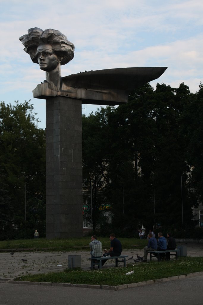 Голова на привокзальной площади, Иваново