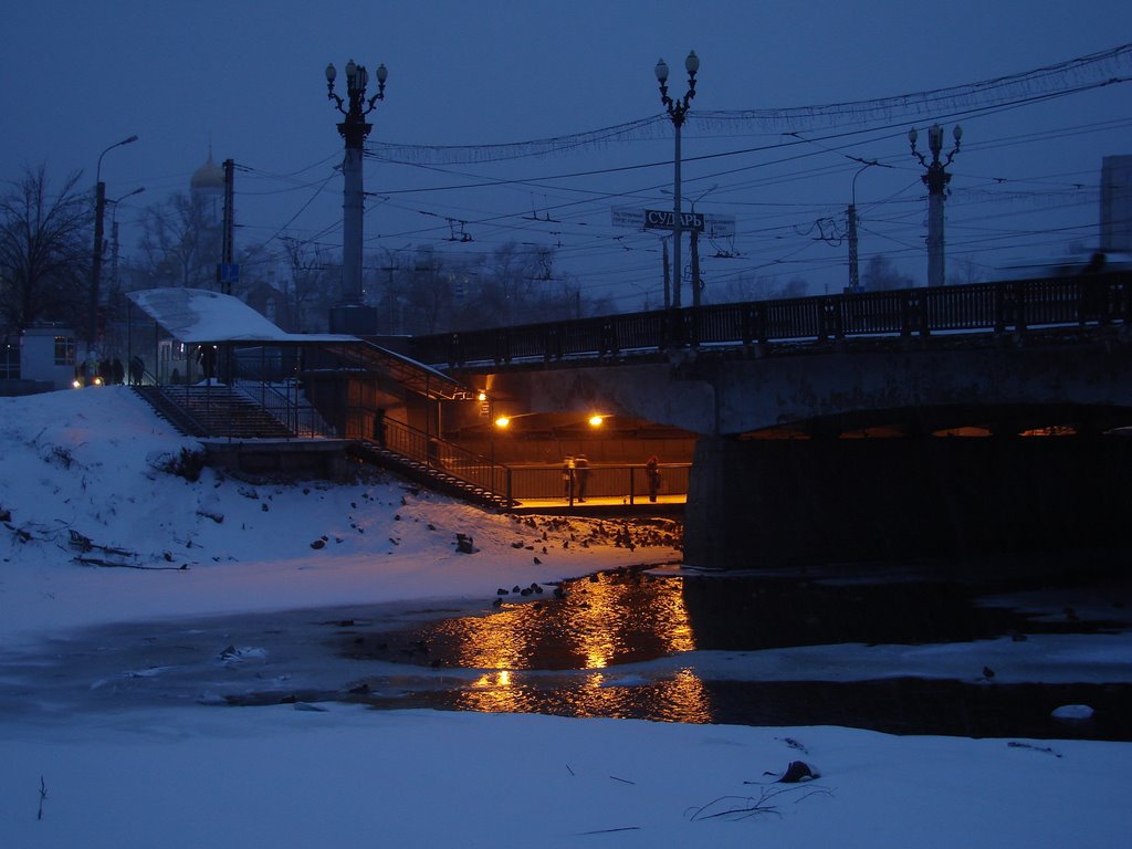 Мост над замерзающей рекой Уводью., Иваново