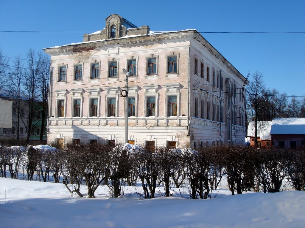 Пустующее здание самой старой школы в г.Родники, Родники