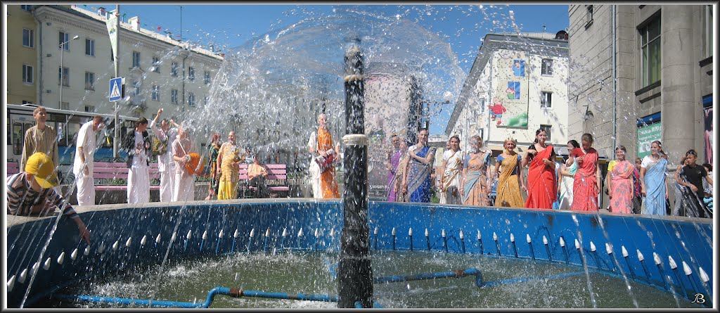 Кришнаиты у фонтана  Hare Krishnas at the Fountain, Ангарск
