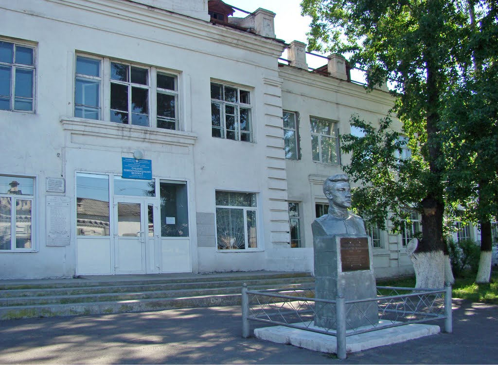 Нижнеудинск. Памятник Кеше Куимову возле школы №2, Нижнеудинск