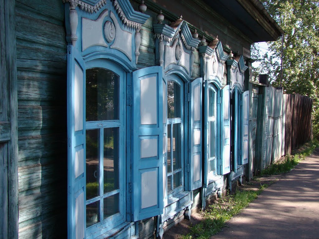 Дом со ставенками на улице Коммунистической, Нижнеудинск