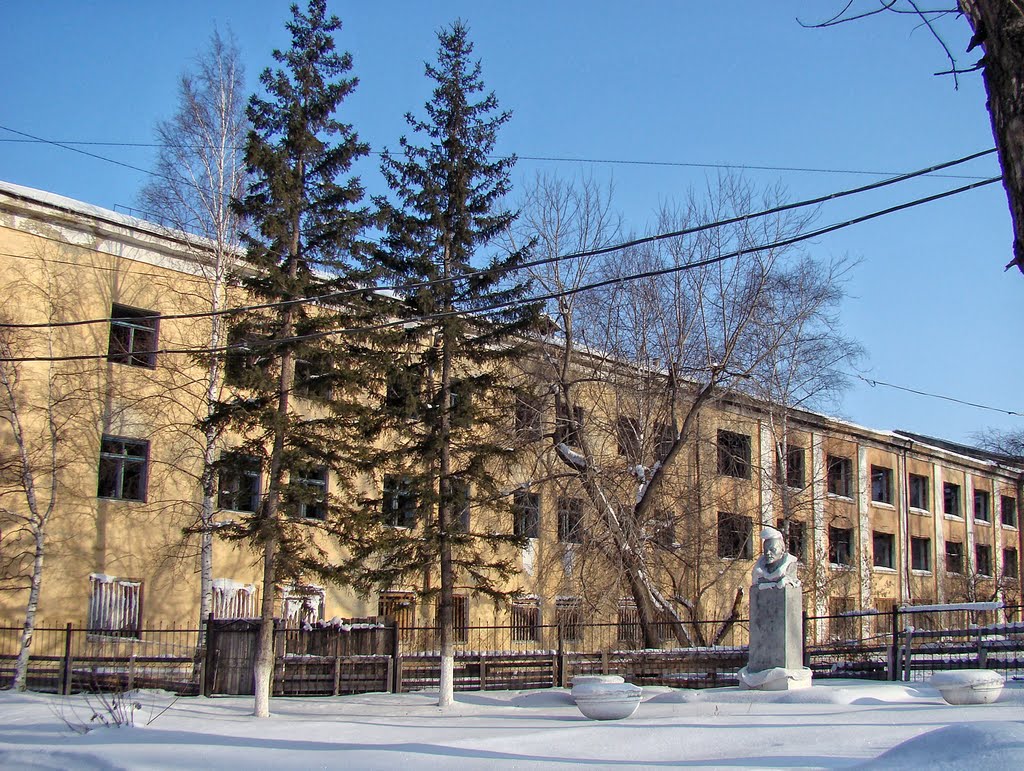 Памятник Ленину во дворе разрушенной фабрики., Нижнеудинск