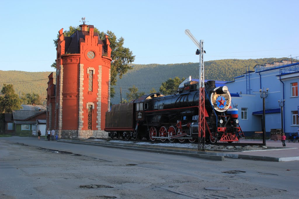 Водонапорная башня и паровоз на станции Слюдянка-1, Слюдянка