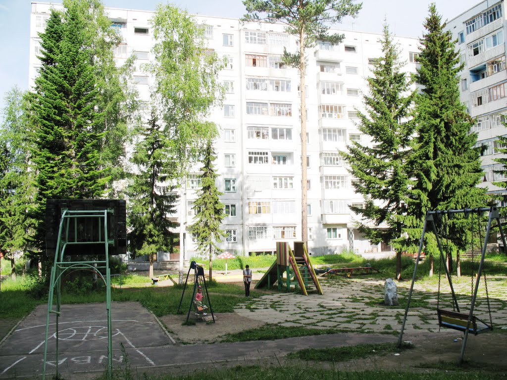 Двор по Героев Труда 35, Усть-Илимск
