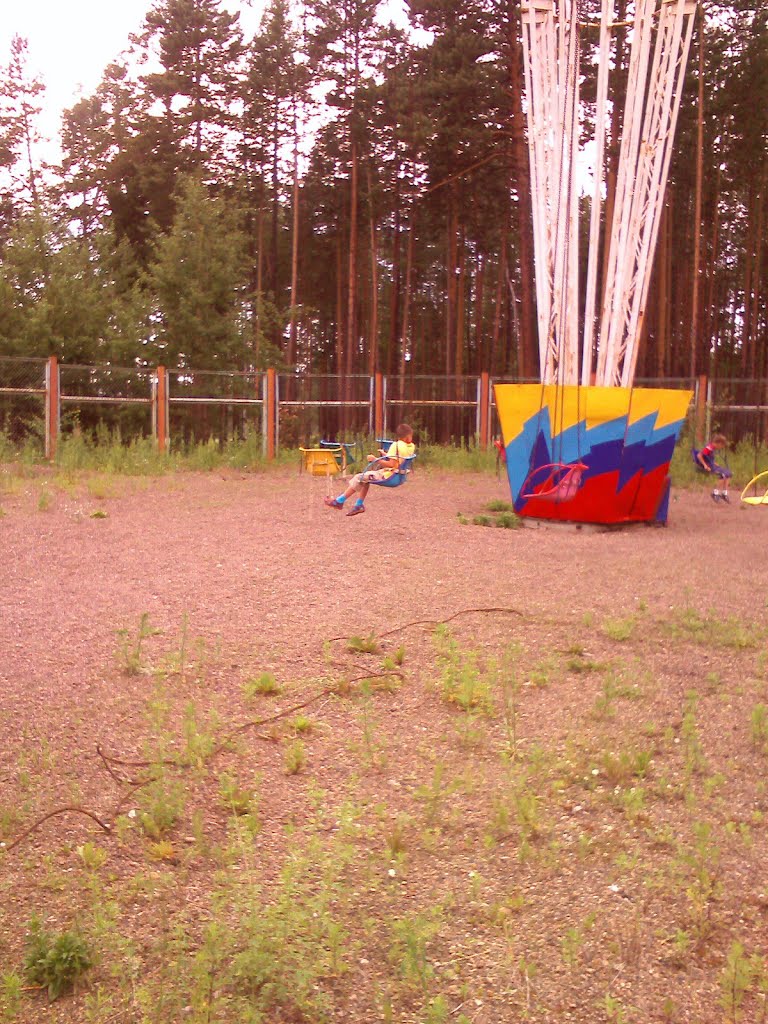 карусель Вихрь в детском парке, Усть-Илимск
