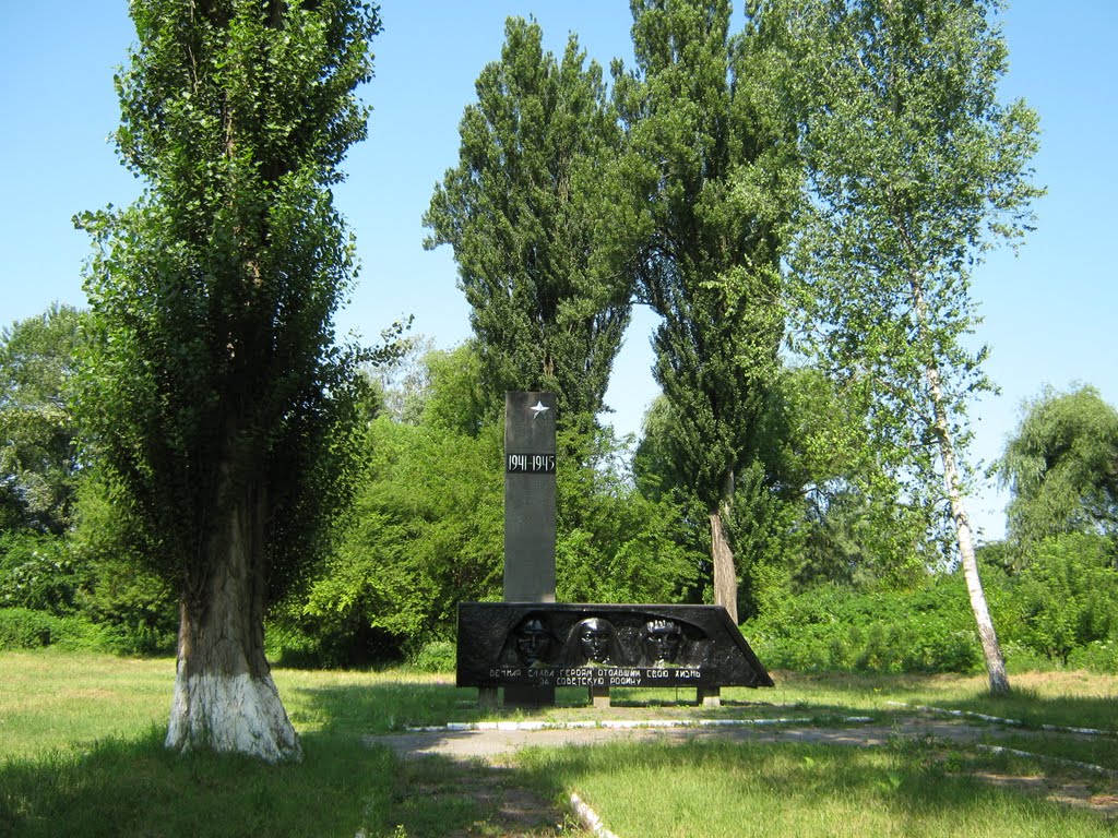 Памятник защитникам родины., Майский