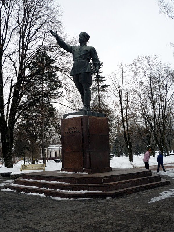 Нальчик. Памятник Беталу Калмыкову, Нальчик