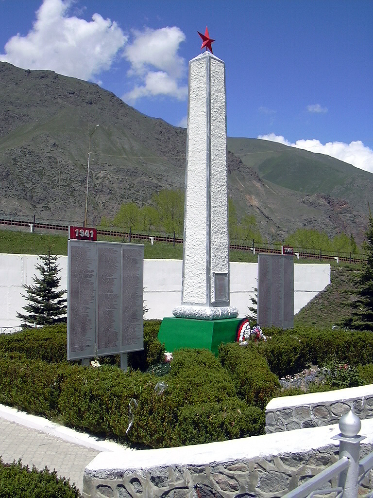 Тырныауз. Памятник солдатам, погибшим во время Великой Отечественной войны, Тырныауз