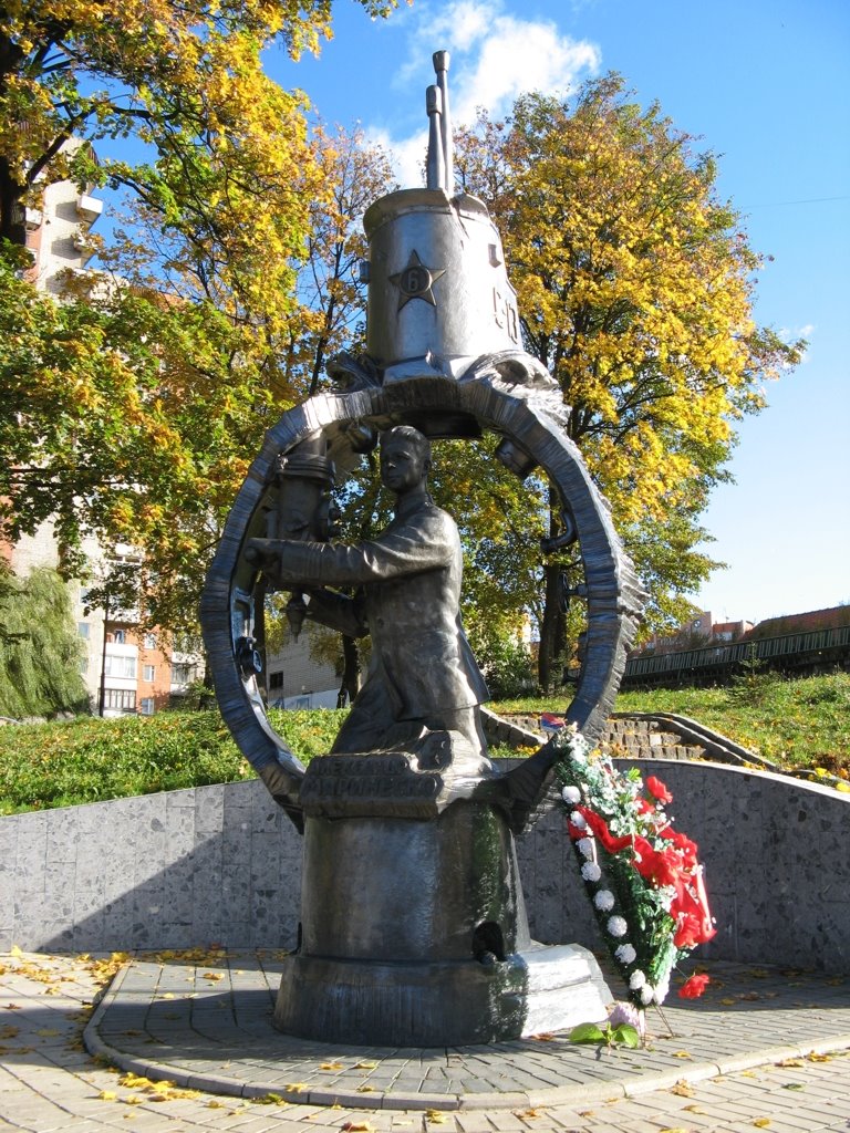 Памятник подводнику Александру Маринеско на берегу пруда Нижний (ранее Schloßteich), Кёнигсберг