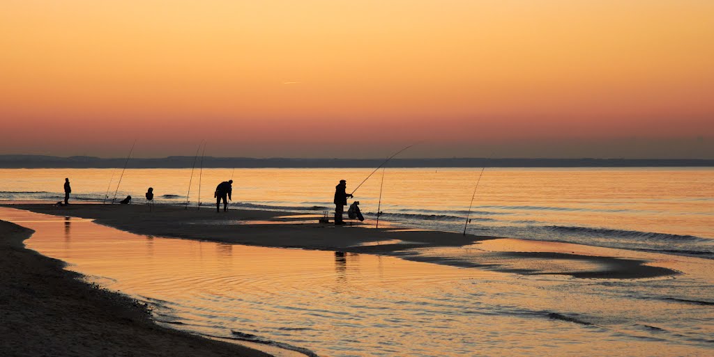 Вечерний лов. Рыбаки на пляже в Зеленоградске после заката., Зеленоградск
