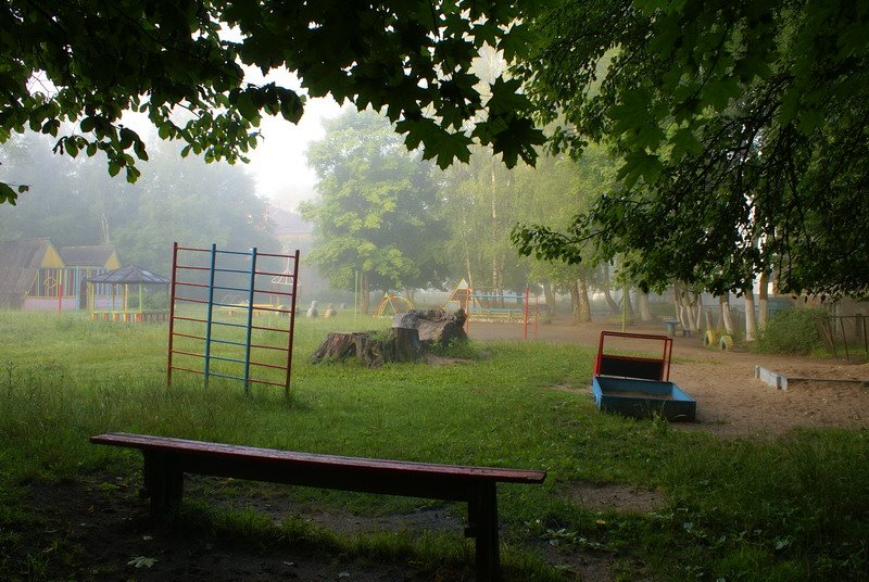 Игровая площадка детского сада рано утром, Знаменск