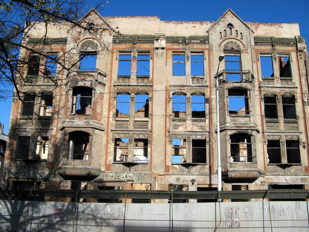 Руины дома, на первом этаже которого была Аптека (Kreuz-Apotheke) на ул. Фрунзе (ранее Königstraße), Калининград