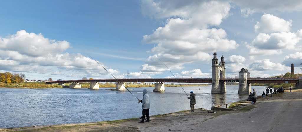 Рыбаки и мост Королевы Луизы в Советске., Советск