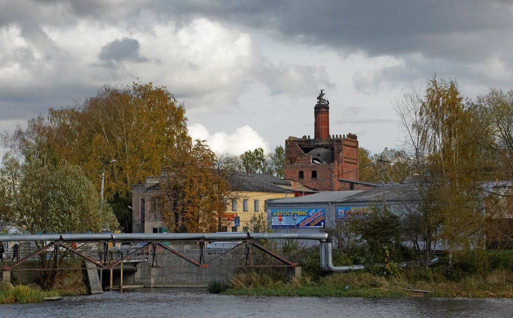Вид от Городского пруда на пивоварню Гейдера в Советске., Советск