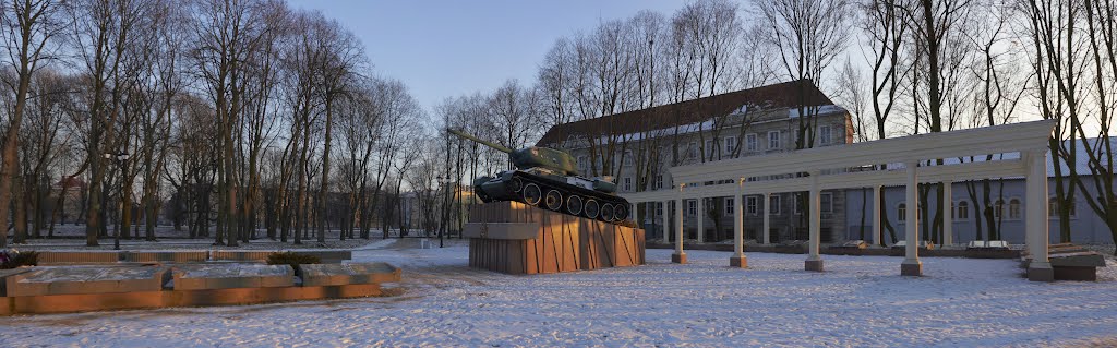 Т-34 на постаменте. Братская могила советсих воинов в Советске., Советск