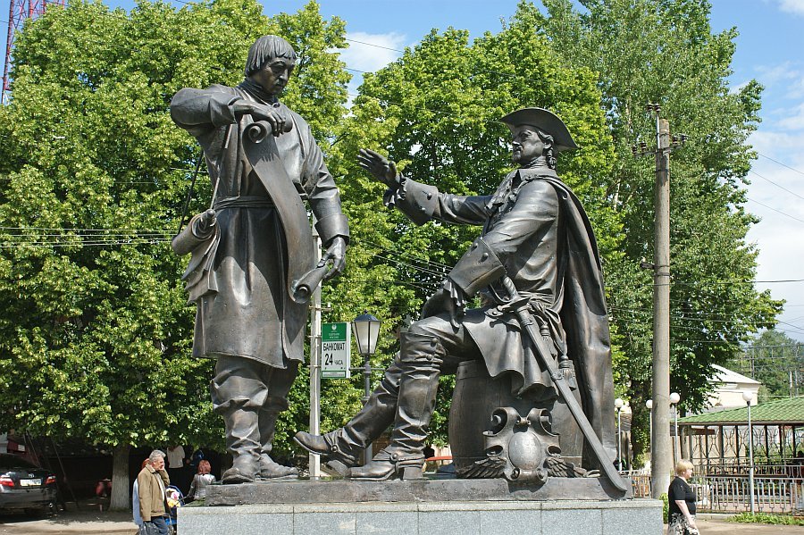 памятник Петру 1 и Михаилу Сердюкову, Вышний Волочек