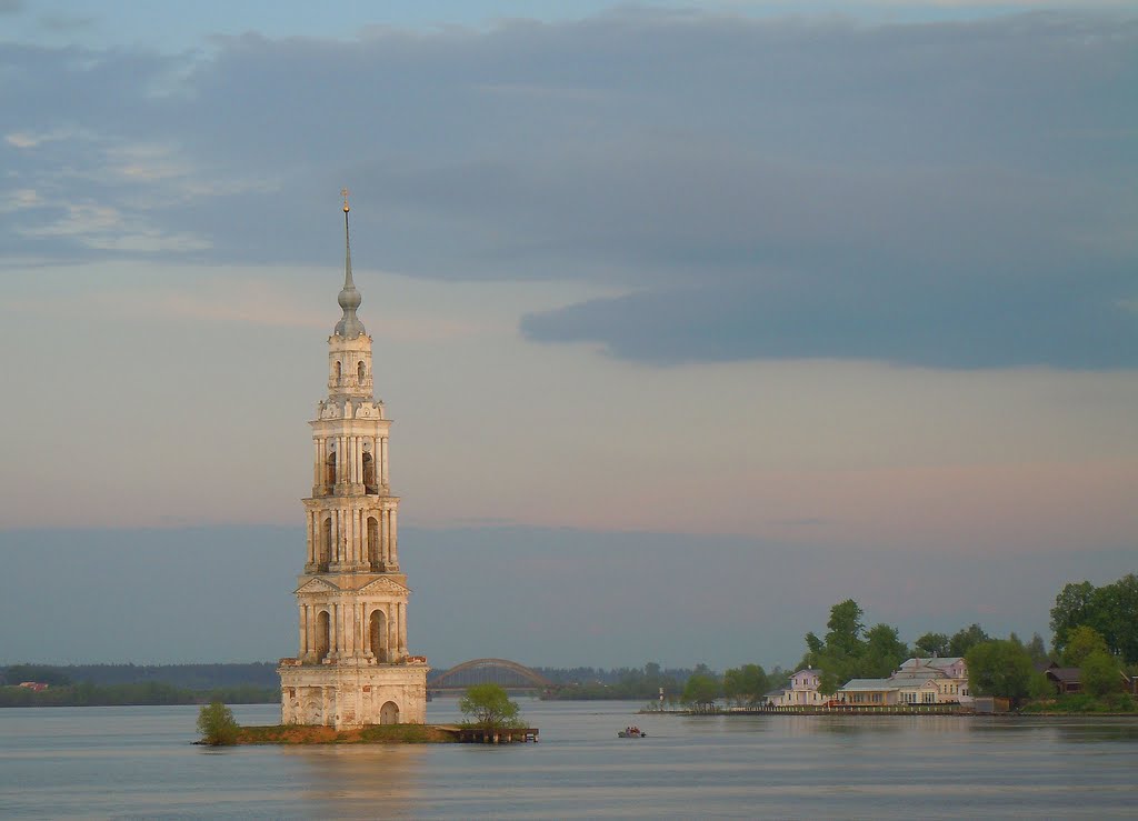Eglise saint nicolas de Jobnia immergée sur la volga, Kaliazine, Russie, Калязин