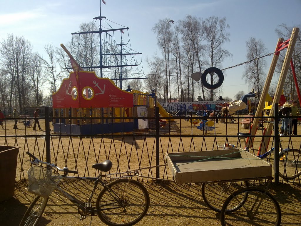 Детская площадка - ВНИМАТЕЛЬНО СМОТРИТЕ НА ДЕВОЧКУ ПОД ШИНОЙ, Кимры