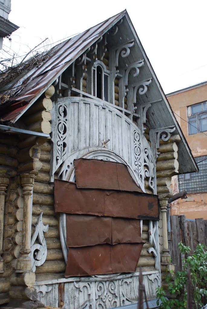 Кимры. Заколоченный фронтон дома в стиле "модерн" на ул. Кирова, Кимры