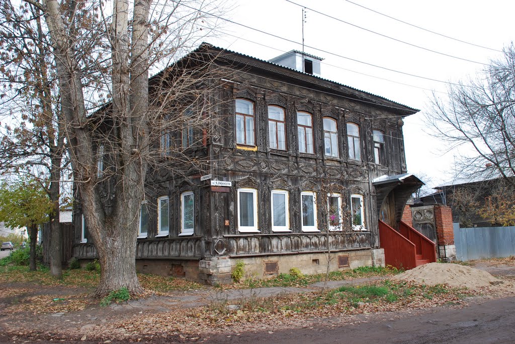 Кимры. Старый деревянный дом на углу улиц Луначарского и Карла Либкнехта, Кимры