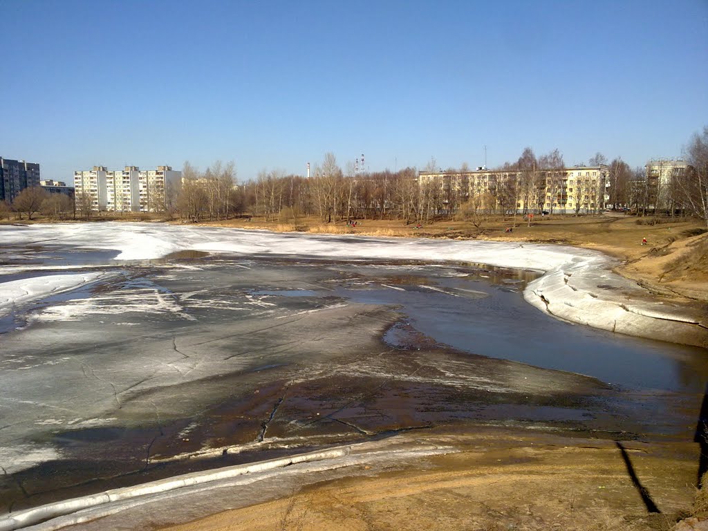 Залив в начале апреля. По берегам лежит лед, оставшийся после спада уровня воды, Конаково