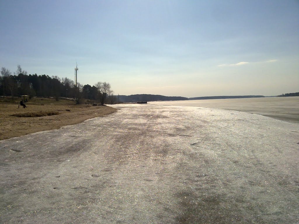 Берег Волги - слой льда остался после спада осеннего уровня воды, Конаково