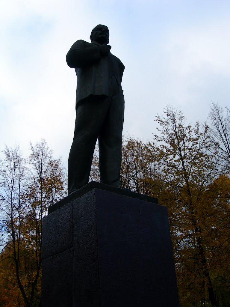 Statue of Lenin in Ostashkov, Осташков