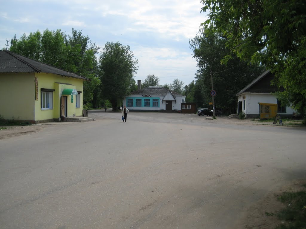 Центр посёлка (The centre), Пено