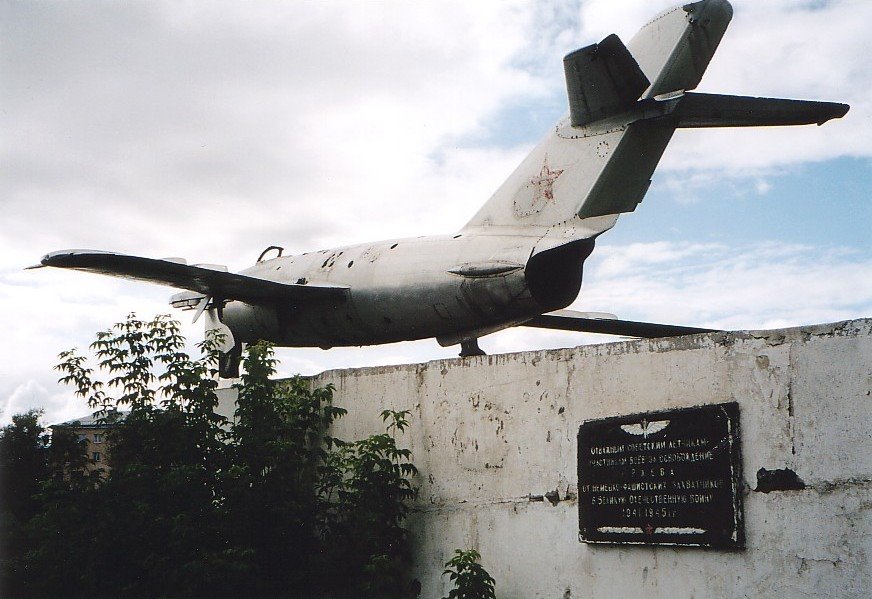 Памятник летчикам на склоне реки Холынки  /  Pilots Monument on a Holynka River Slope, Ржев