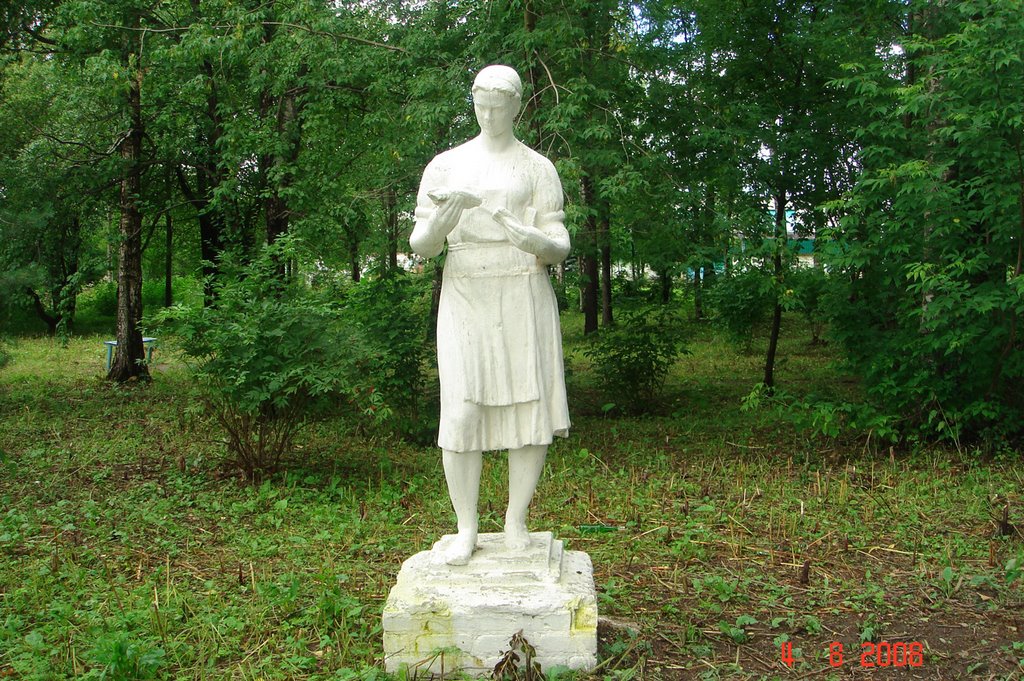Сонково, колхозица (статуя), Сонково