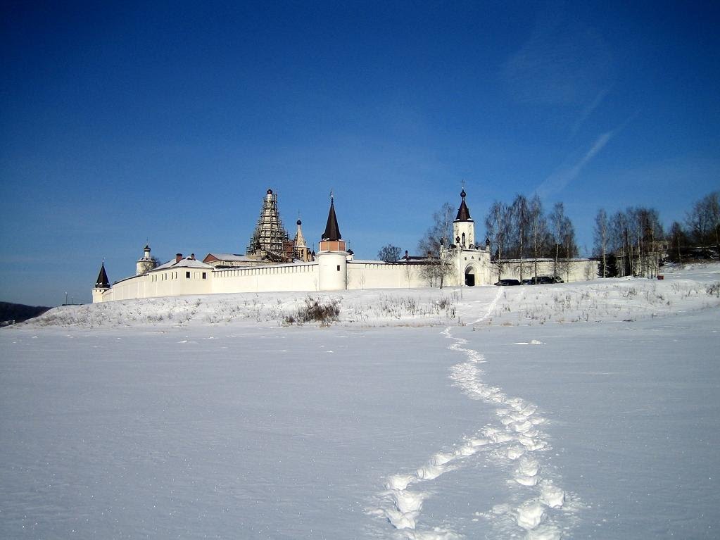 Поговаривают лед встал не так давно, а уже февраль месяц, вид с самого русла реки Волги на Свято-Успенский мужской монастырь. Старица, Старица