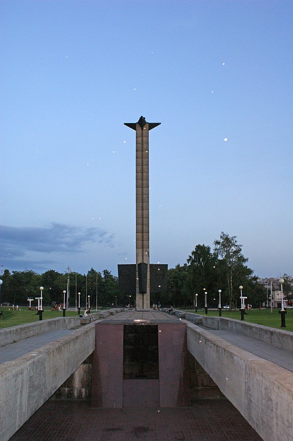 памятник победы и светящиеся объекты, Тверь