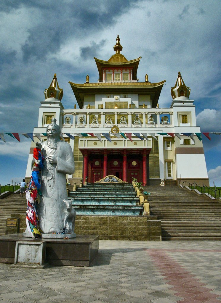 Скульптура Цаган Аава перед входом в главный буддиский храм Калмыкии - Золотую обитель Будды Шакьямуни, Элиста