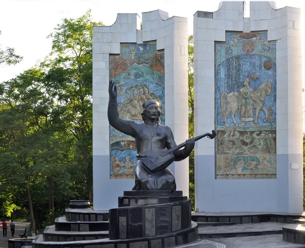 Памятник, посвящённый сказителям-джангарчи, воспевающих эпос «Джангар», Элиста