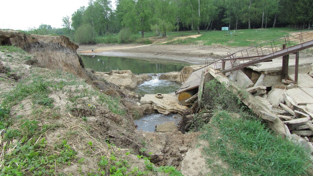 Плотина Белоусовского пруда после паводка 2013г., Белоусово