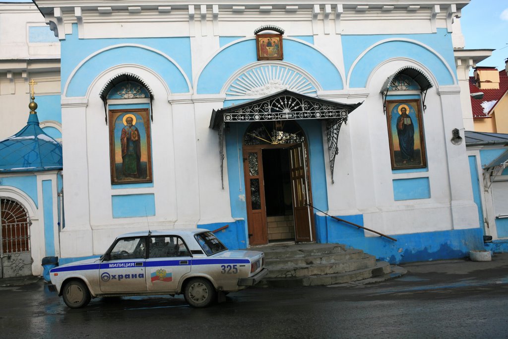 police (milicija) cruiser by Nikolo Kozinski Church, Калуга