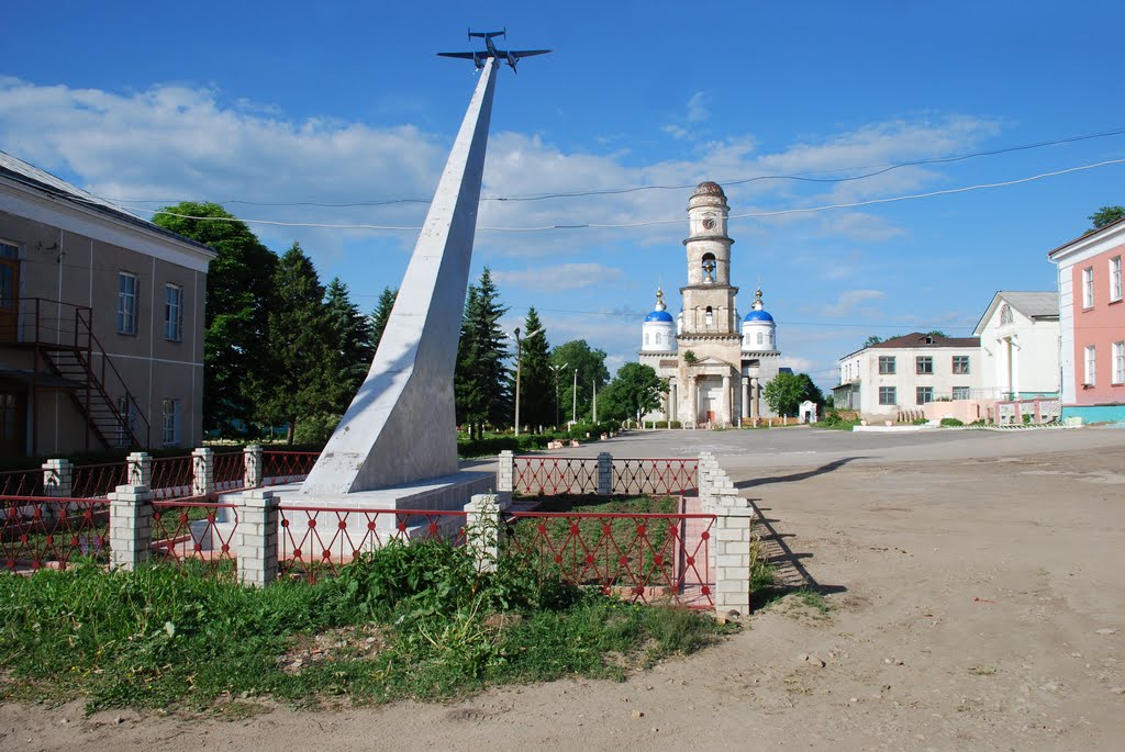 Мещовск. Памятник авиаторам на городской площади, Мещовск