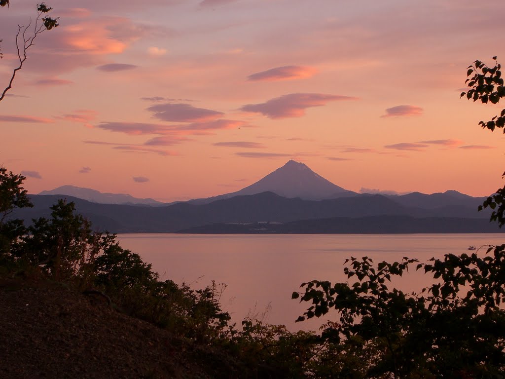 Russia, Kamchatka. Sunset over the Avacha Bay and the volcano Viliuchinsky., Петропавловск-Камчатский