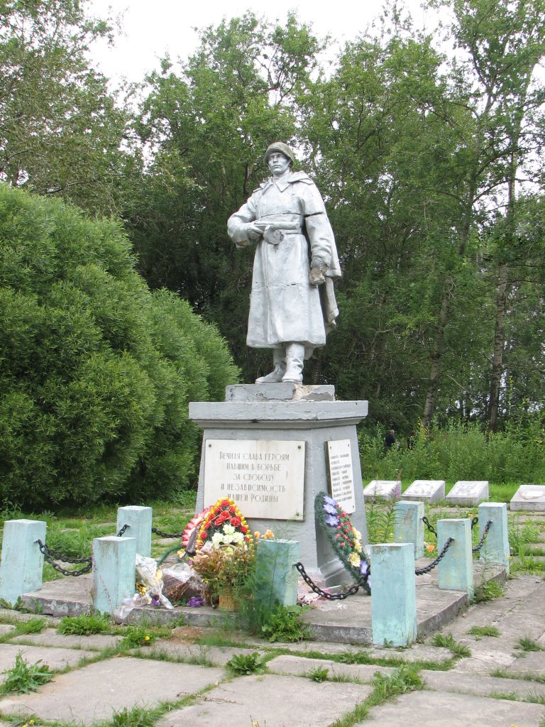 Олонец. Воинский мемориал (WW II memorial in Olonets), Олонец