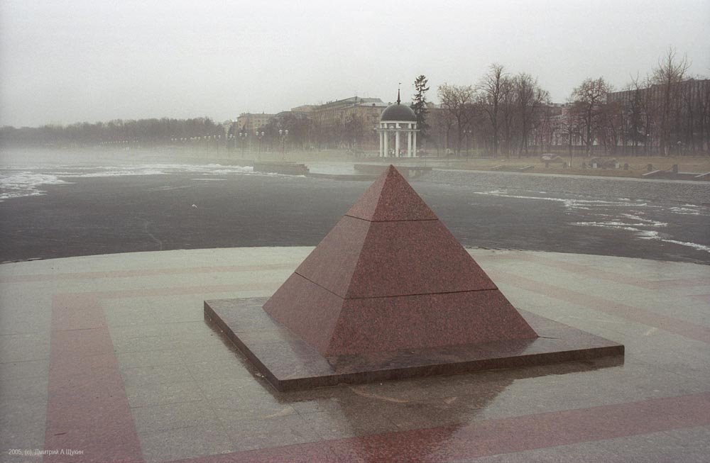 Пирамида на берегу Онежского озера / Pyramide at a shore of Onega lake (07/05/2005), Петрозаводск