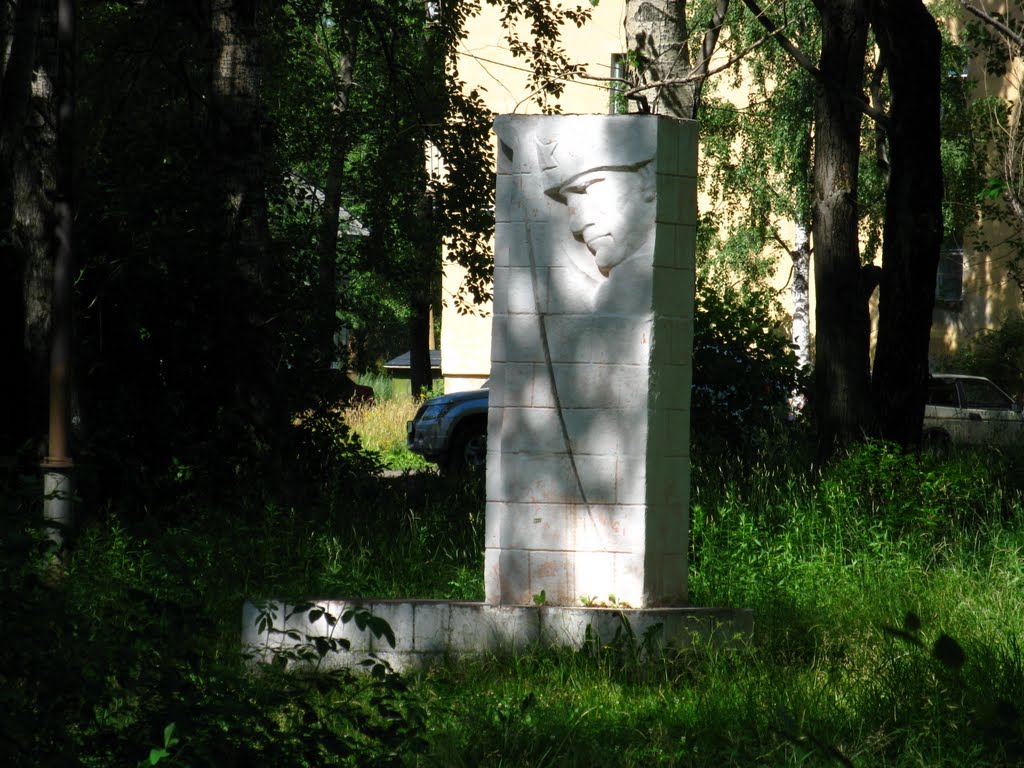 "Слава павшим героям" - памятник на месте бывшего захоронения советских солдат, умерших от ран в госпитале, располагавшемся в ДК, Сегежа