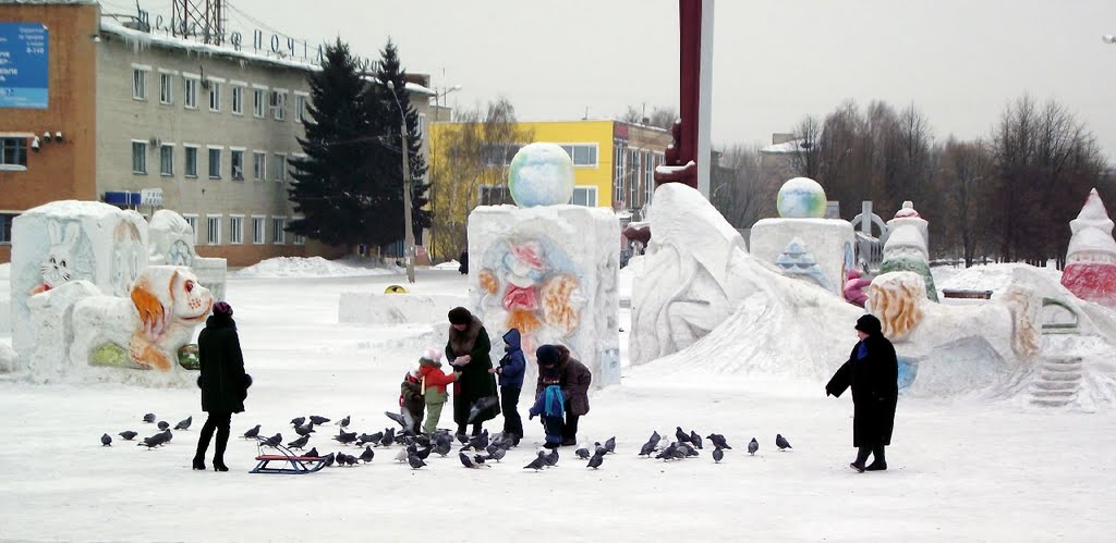 снежный городок, кормление голубей на площади г.Белово (03-02-2011), Белово