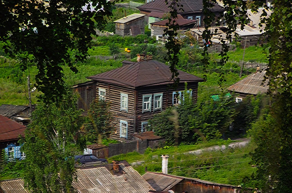 [авг13 ф-77] скатившиеся кирпичи после 19-06-2013 (Гурьевск), Гурьевск